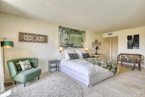 Un dormitorio con una cama y una silla verde. en Luxury Mas Les Escapades d'Adrien, en Sannes 84 fotos más