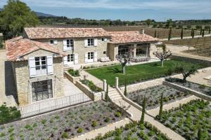 una vista aérea de una casa con jardín en Luxury Mas Les Escapades d'Adrien, en Sannes