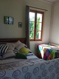 ein Schlafzimmer mit einem Bett und einem Fenster in der Unterkunft Helocar in Morlaix + 10 Fotos
