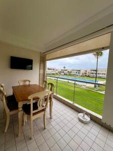 Balkoni atau teres di OlaBlanca2, appartement avec terrasse et vue sur piscine