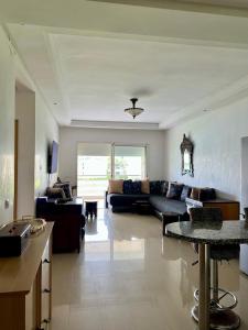 Televisyen dan/atau pusat hiburan di OlaBlanca2, appartement avec terrasse et vue sur piscine