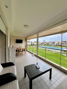 Balkoni atau teres di OlaBlanca2, appartement avec terrasse et vue sur piscine