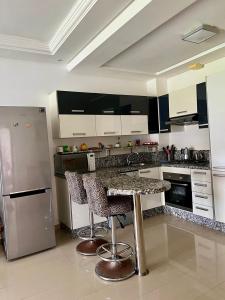 Dapur atau dapur kecil di OlaBlanca2, appartement avec terrasse et vue sur piscine