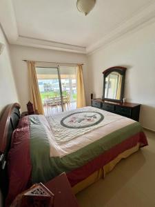 Katil atau katil-katil dalam bilik di OlaBlanca2, appartement avec terrasse et vue sur piscine +2 gambar