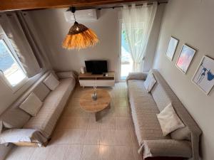 Μια τηλεόραση ή/και κέντρο ψυχαγωγίας στο Wooden Loft 3min Walk to Beach +16 φωτογραφίες