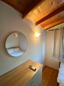 Ένα ή περισσότερα κρεβάτια σε δωμάτιο στο Wooden Loft 3min Walk to Beach
