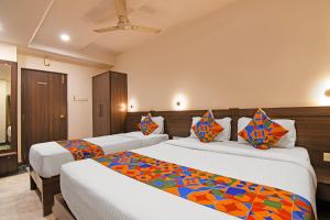 Postel nebo postele na pokoji v ubytování FabHotel Sonargaon