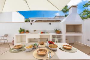 un comedor con una mesa con comida. en Nana' by BarbarHouse, en Marina di Mancaversa 16 fotos más