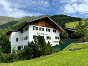 a building with a sign on the side of it at ZumHubertus in Bschlabs