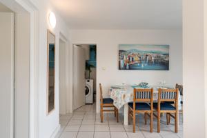 une salle à manger avec une table et des chaises dans l'établissement Sunset, à Kustići 8 autres photos