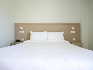 Posteľ alebo postele v izbe v ubytovaní AGRELLI Hotel & Suites