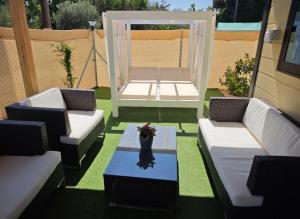 Posezení v ubytování Jasmine Retreat - Modern 2BR Home with Private Jacuzzi Near the Beach