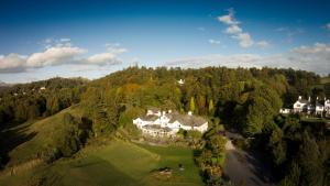 een luchtzicht op een groot huis op een heuvel bij The Ryebeck Classic Country House in Bowness-on-Windermere