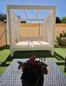 Fotografie z fotogalerie ubytování Jasmine Retreat - Modern 2BR Home with Private Jacuzzi Near the Beach v destinaci Paralimni