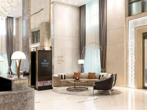 un soggiorno con un divano e un tavolo di Hilton Doha The Pearl a Doha