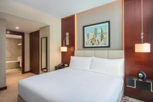Ένα ή περισσότερα κρεβάτια σε δωμάτιο στο Hilton Doha The Pearl
