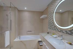 Ένα μπάνιο στο Hilton Doha The Pearl