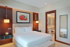 Ένα ή περισσότερα κρεβάτια σε δωμάτιο στο Hilton Doha The Pearl