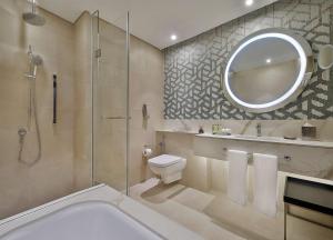 Ένα μπάνιο στο Hilton Doha The Pearl