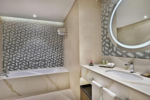 Ένα μπάνιο στο Hilton Doha The Pearl