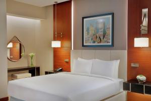 Ένα ή περισσότερα κρεβάτια σε δωμάτιο στο Hilton Doha The Pearl