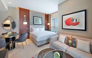 Ένα ή περισσότερα κρεβάτια σε δωμάτιο στο Hilton Doha The Pearl