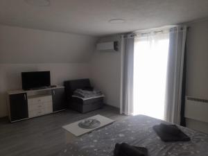 Una televisión o centro de entretenimiento en Miličin konak
