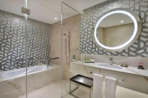 Ένα μπάνιο στο Hilton Doha The Pearl