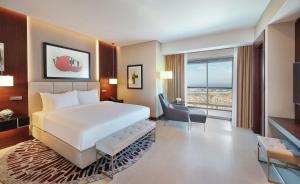 Ένα ή περισσότερα κρεβάτια σε δωμάτιο στο Hilton Doha The Pearl