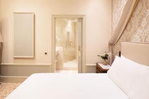 Postel nebo postele na pokoji v ubytování Hotel El Palace Barcelona