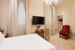 TV a/nebo společenská místnost v ubytování Hotel El Palace Barcelona