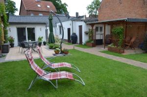 A garden outside Ferienwohnung Edelweiss