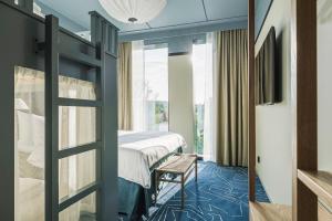 Postel nebo postele na pokoji v ubytování Hernö Gin Hotell
