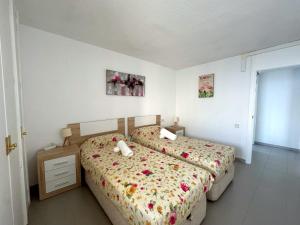 sypialnia z dwoma łóżkami w pokoju w obiekcie Coblanca 8-18º4 w mieście Benidorm +25 zdjęć