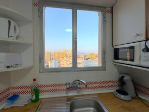 kuchnia z widokiem na miasto z okna w obiekcie Coblanca 8-18º4 w mieście Benidorm