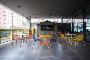 布拉格A＆O布拉格瑞亚酒店的建筑物内有桌椅的餐厅