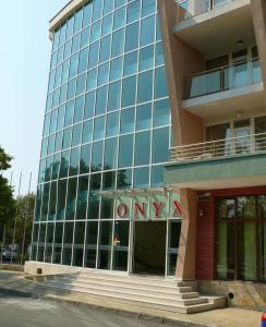 un edificio con un cartello che dice solo: di Hotel Onyx a Kiten