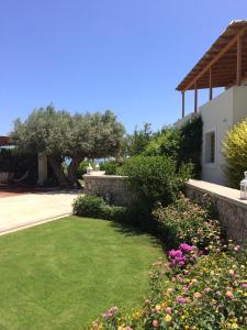 einen Garten vor einem Haus mit Blumen in der Unterkunft Xenon Estate in Spetses