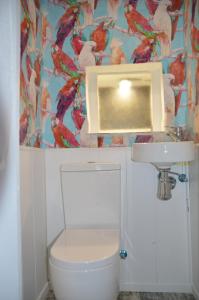 un baño con inodoro y lavabo en Pepe Pastora - Casa grande, en Arroes