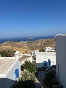 a view of the ocean from the roofs of white buildings at Serifos house in Serifos Chora