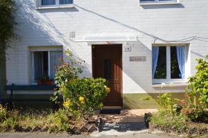 Una casa con una puerta de madera y algunas plantas. en Pepe Pastora - Casa grande, en Arroes