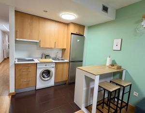 eine Küche mit Waschmaschine, Spüle und Waschmaschine in der Unterkunft Apartamento Blesino in Saragossa + 8 Fotos