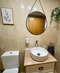 ein Badezimmer mit Waschbecken und Spiegel in der Unterkunft Apartamento Blesino in Saragossa