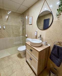 ein Badezimmer mit Waschbecken, Toilette und Spiegel in der Unterkunft Apartamento Blesino in Saragossa