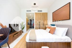 Bloomfields Fabulous Stu In Al Maryah في أبوظبي: غرفة نوم بها سرير وتلفزيون +10 صور