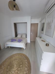 Un pat sau paturi într-o cameră la Appartement lumineux avec vue sur mer a 50 m de la plage et du centre