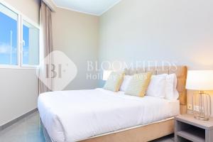 Una cama o camas en una habitación de Bloomfields Deluxe 1Br with Balcony Leonardo