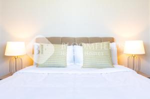 Una cama o camas en una habitación de Bloomfields Deluxe 1Br with Balcony Leonardo
