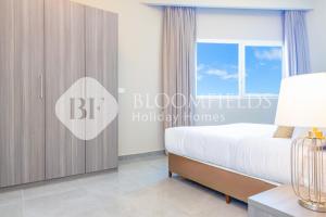 Una cama o camas en una habitación de Bloomfields Deluxe 1Br with Balcony Leonardo