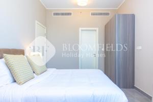 Una cama o camas en una habitación de Bloomfields Deluxe 1Br with Balcony Leonardo 12 fotos más